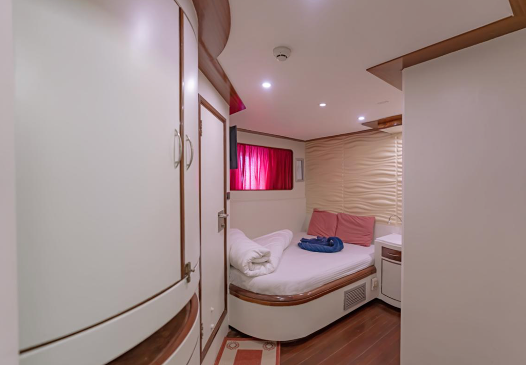 Lower deck double cabin